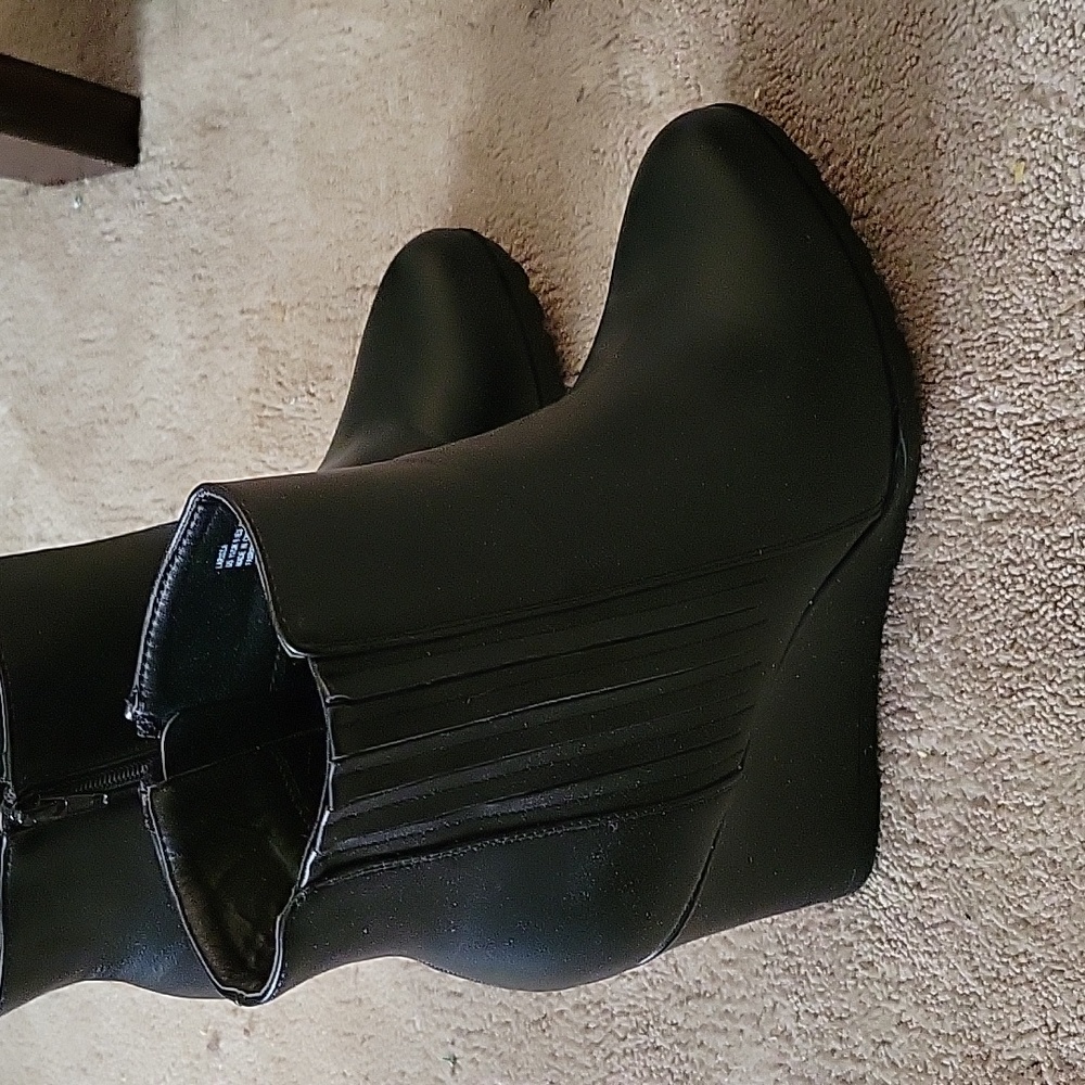 Shoe dazzle platform booties in black size 11